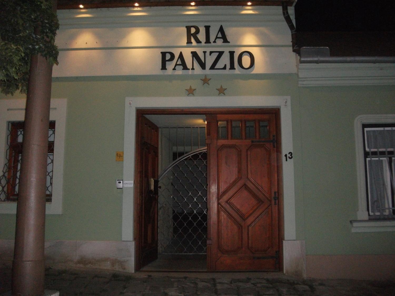 Ria Panzio Bed & Breakfast Esztergom Exterior photo