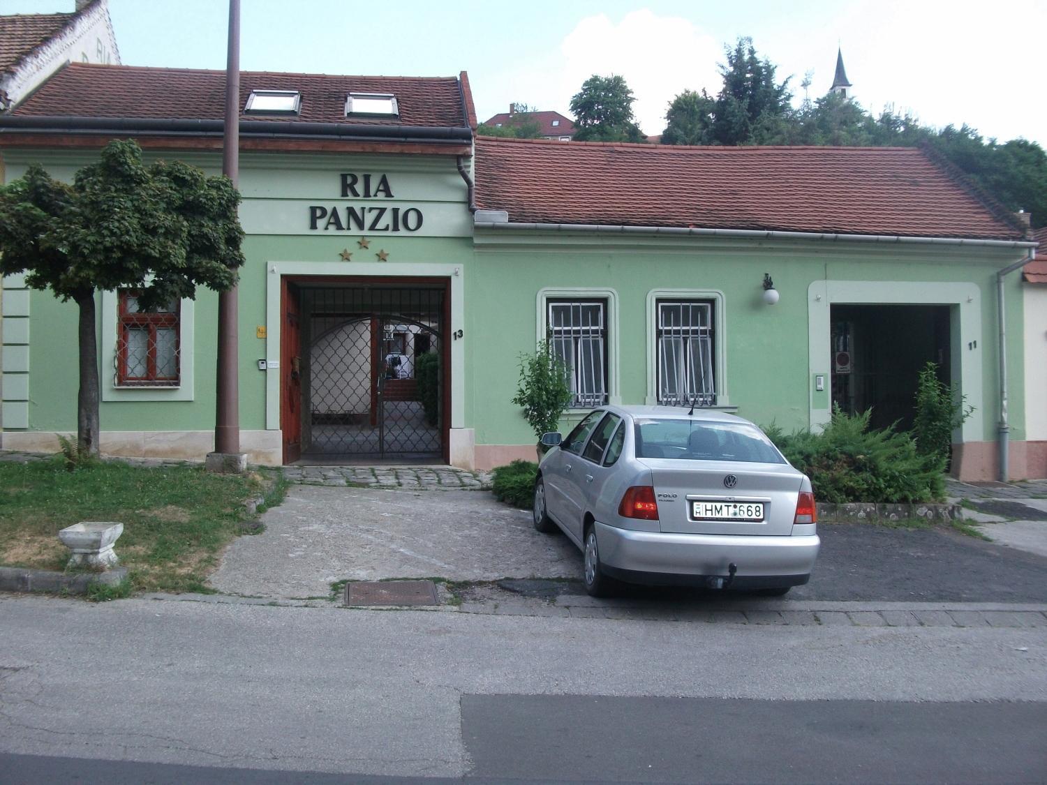 Ria Panzio Bed & Breakfast Esztergom Exterior photo