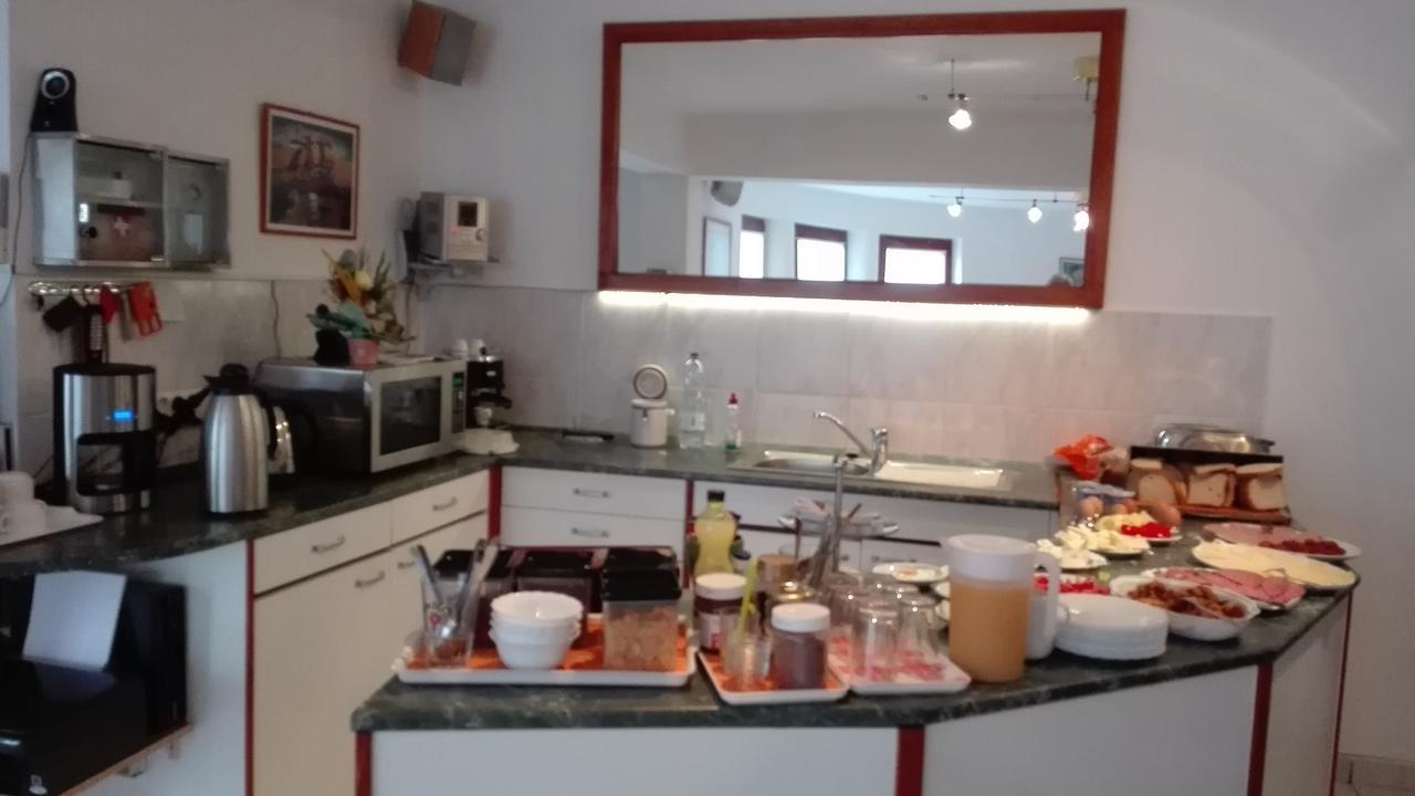 Ria Panzio Bed & Breakfast Esztergom Exterior photo