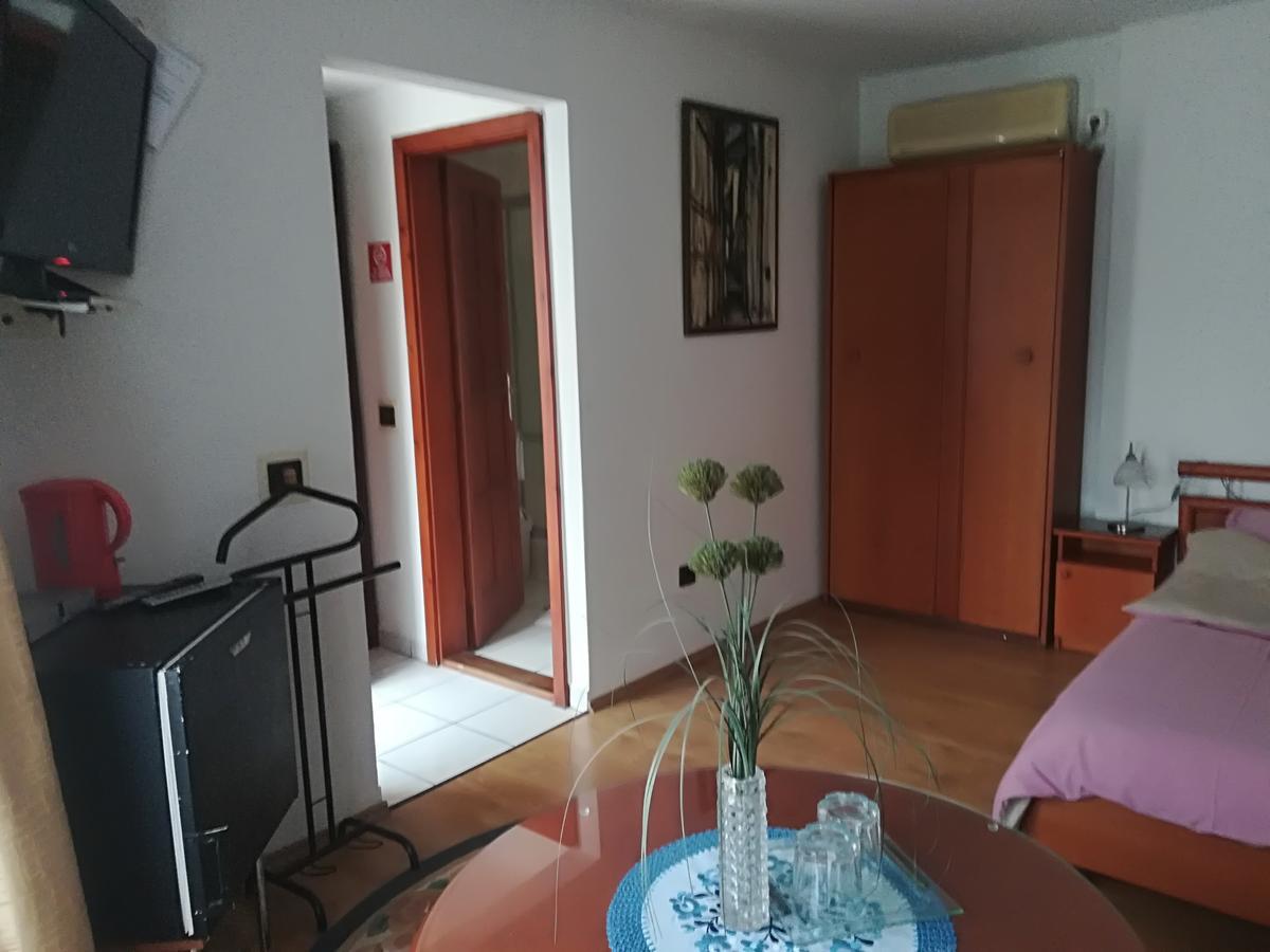 Ria Panzio Bed & Breakfast Esztergom Exterior photo