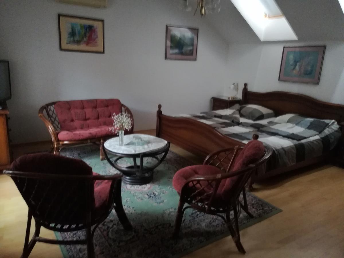 Ria Panzio Bed & Breakfast Esztergom Exterior photo